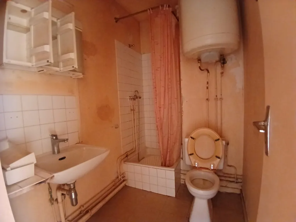 Salles de bain - Studio à Rénover avec Parking à Nice