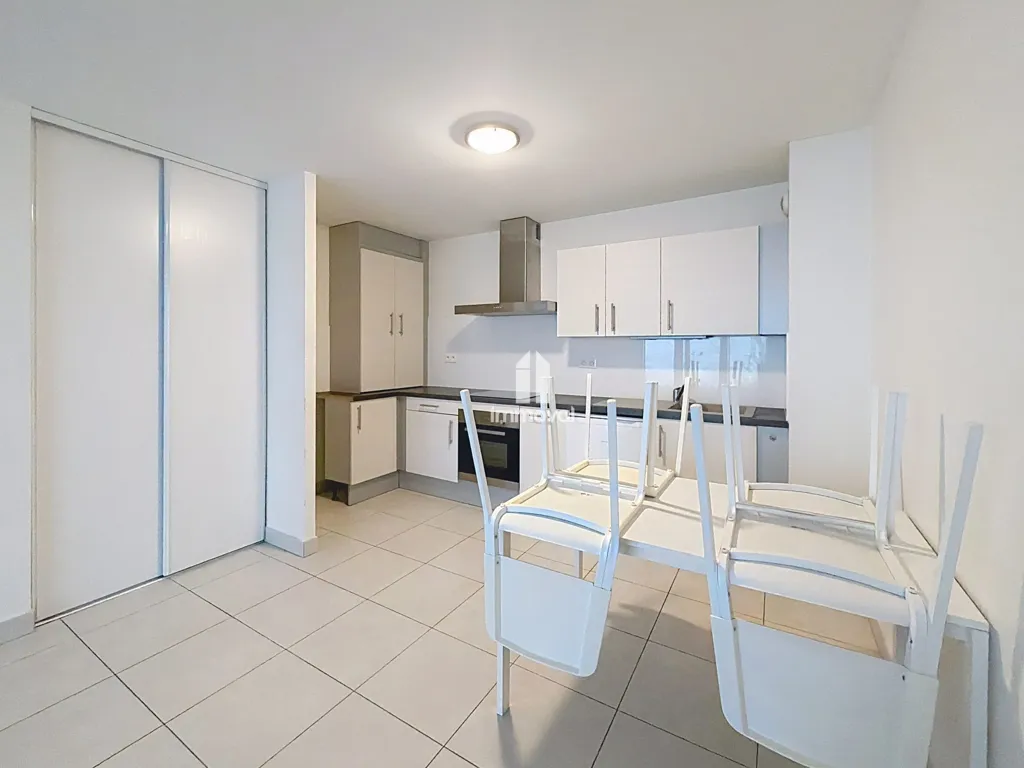 Köök - Charming 2-Bed Flat with Balcony in Centre Ville