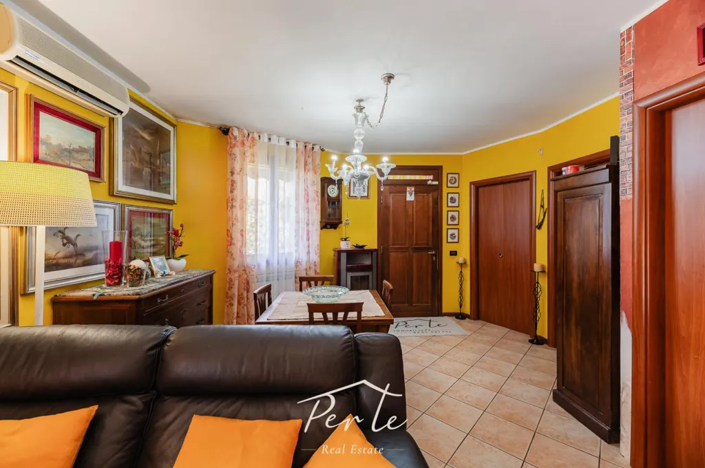 Salle à manger - Duplex with Garden and Pool in Borgo Mantovano