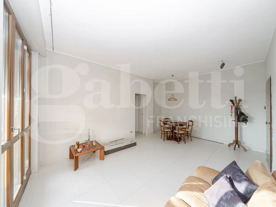 Séjour - Modernised Apartment with Balcony in Monza