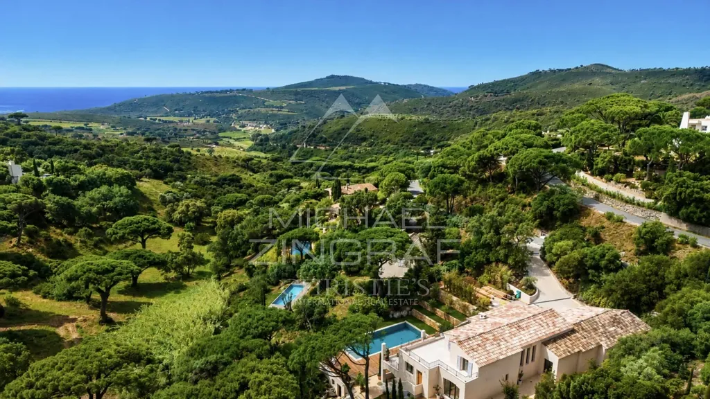 Vue aérienne - Villa Luxueuse avec Vue Mer à Ramatuelle