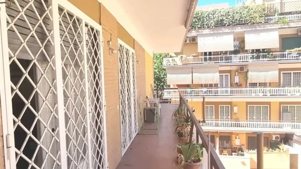 Balcon - Three-Bedroom Apartment with Balcony in Talenti, Rome