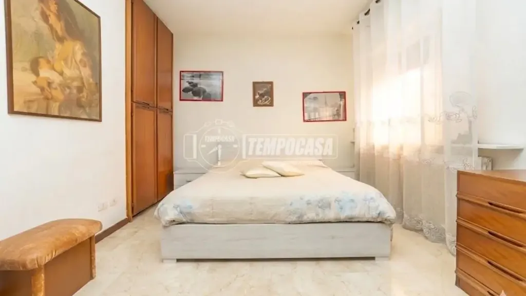 Bedrooms - Three-Bedroom Flat with Garden in Seriate