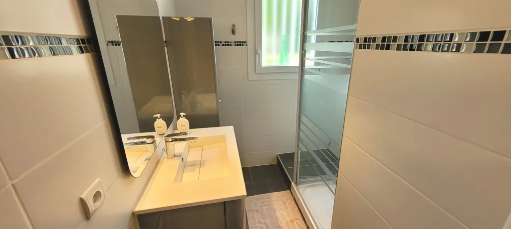 Salles de bain - Villa avec Piscine et Jacuzzi au Cap d’Agde