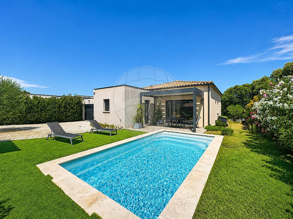 Piscine - Villa Contemporaine avec Piscine à Proximité des Commodités