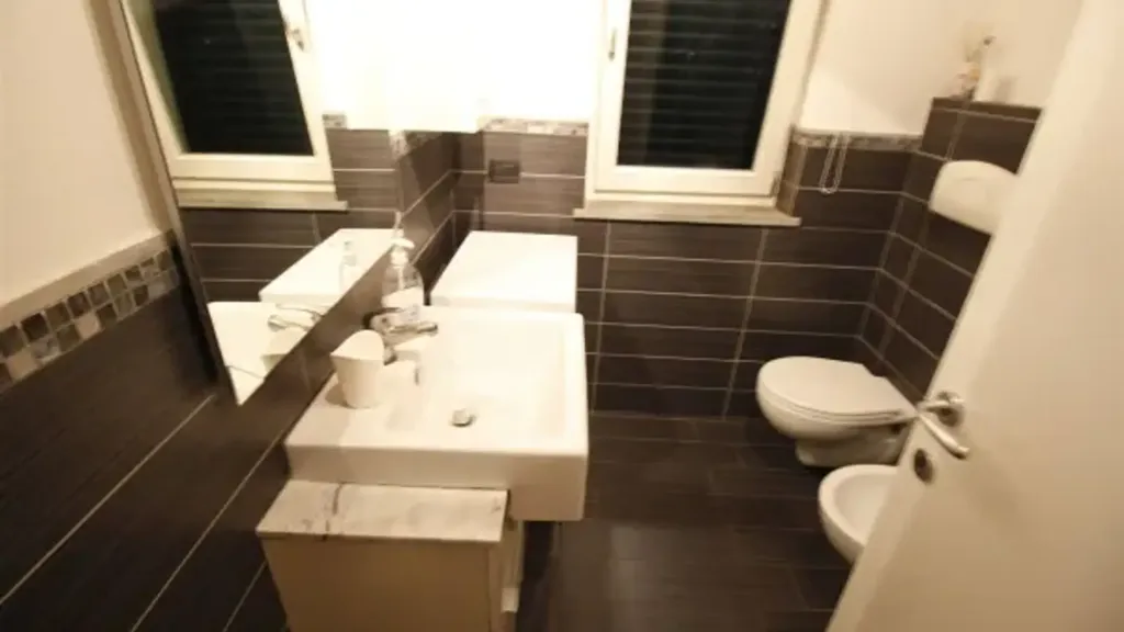 Bathrooms - Furnished Flat near Lucca Historic Centre