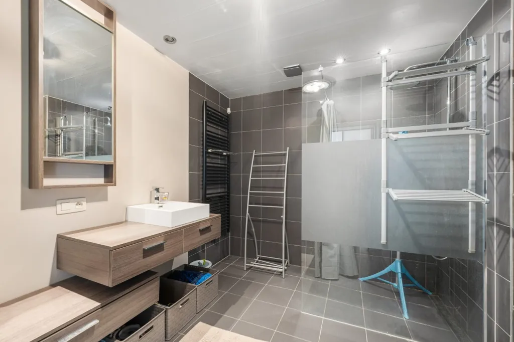 Bathrooms - Detached House with Double Glazing in Sinaai