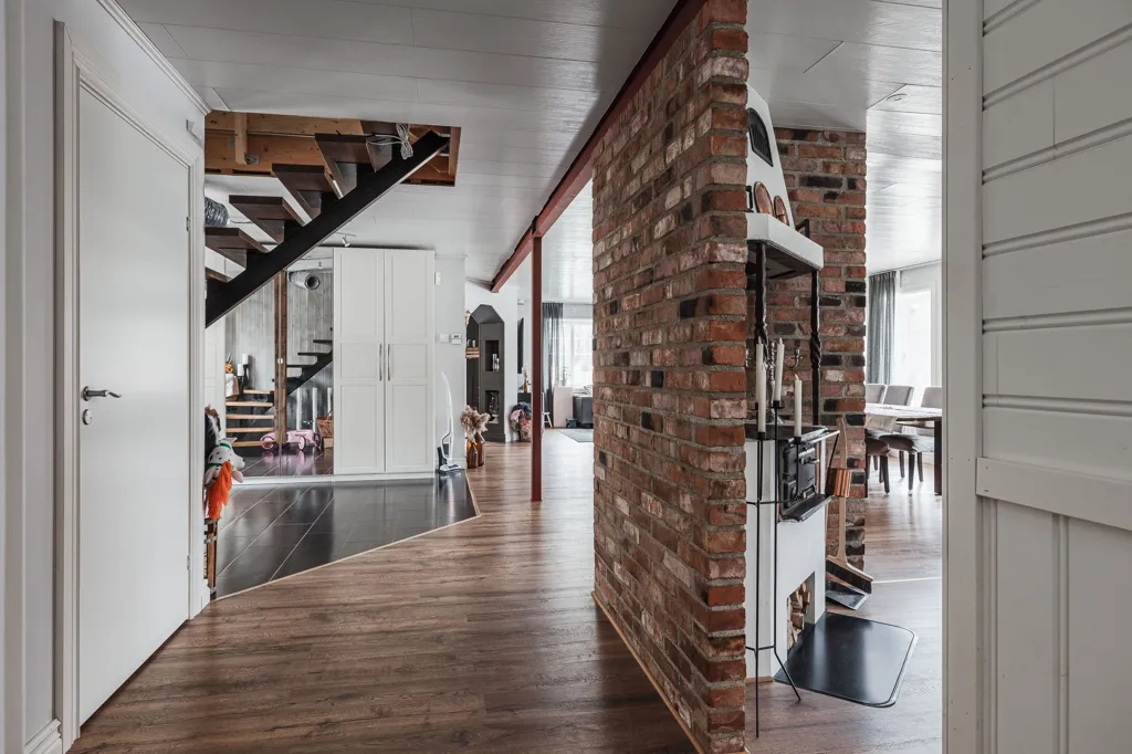 Esik - Spacious Villa with Large Garage in Kisa