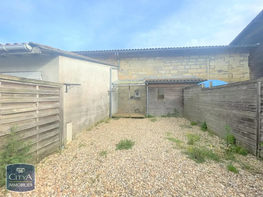 Jardin - Maison de Village avec Cour et Garage à Néac