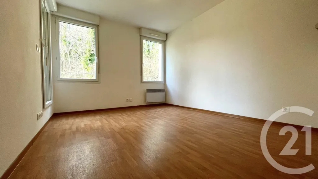 Toad - 2-Bedroom Apartment with Pool Access in Trélissac