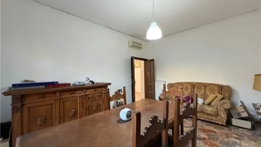 Söögituba - Partially Renovated Apartment with Balcony in Florence