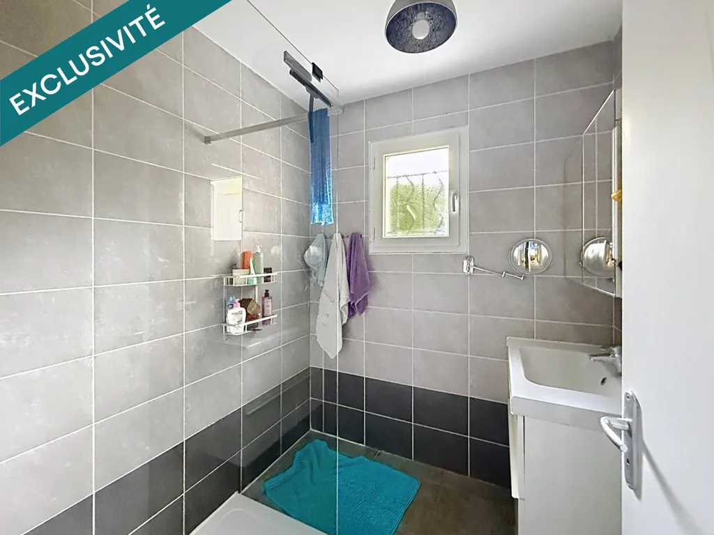 Salles de bain - Maison Plain-Pied avec Piscine à Viens
