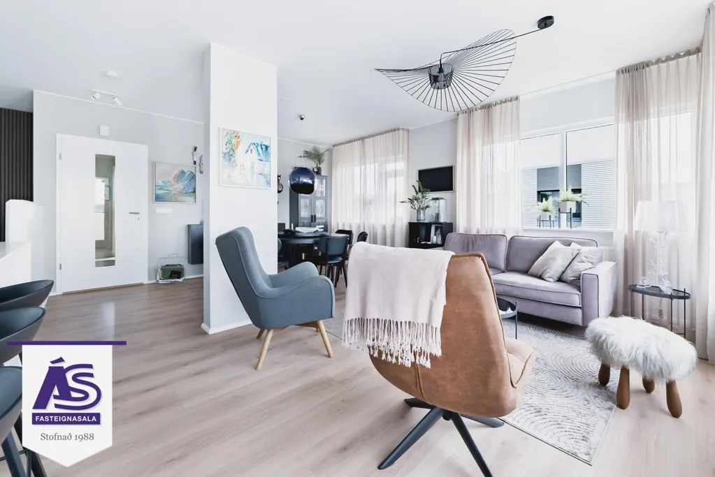 Soggiorno - Newly Built Duplex with Garden in Skarðshlíð