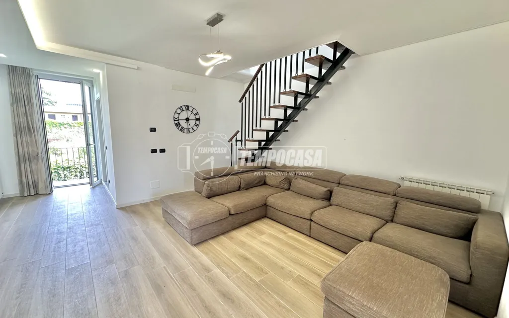 Séjour - Rustic Trilocale with Balcony in Busto Arsizio