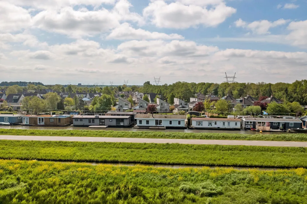 Õhuvaade - Waterfront Woonark with Garden in Wijdewormer
