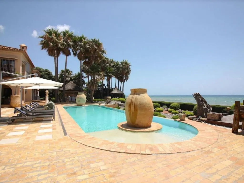 Bassein - Beachfront Villa with Spa in Los Monteros, Marbella