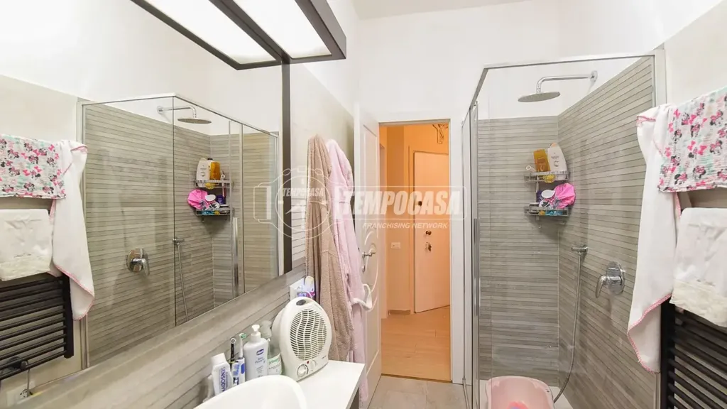 Salles de bain - Third Floor Flat with Balconies in Cantù