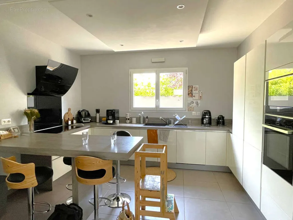 Cuisine - Maison Contemporaine avec Piscine à Saint-Priest