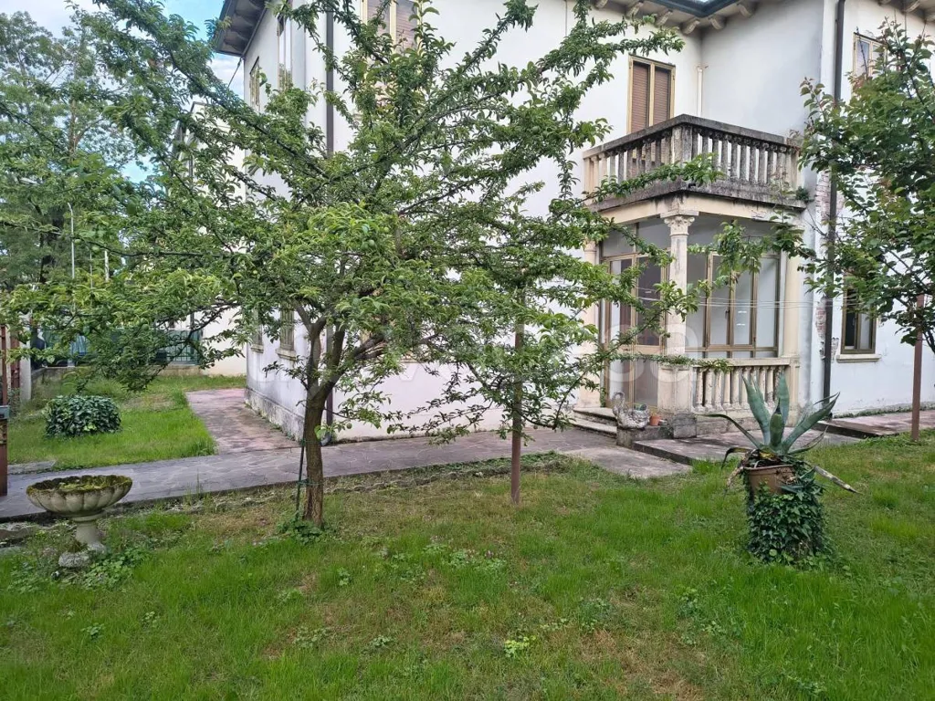 Aed - Characterful Villa to Restore with Garden in Padova