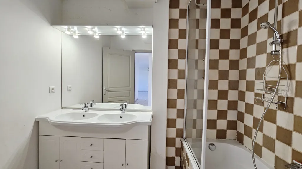 Salles de bain - Appartement T4 Traversant avec Vue sur les Collines à Montferrat