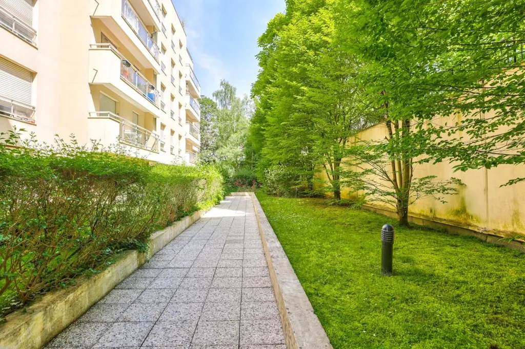 Aed - 5-Piece Parisian Apartment with Balcony