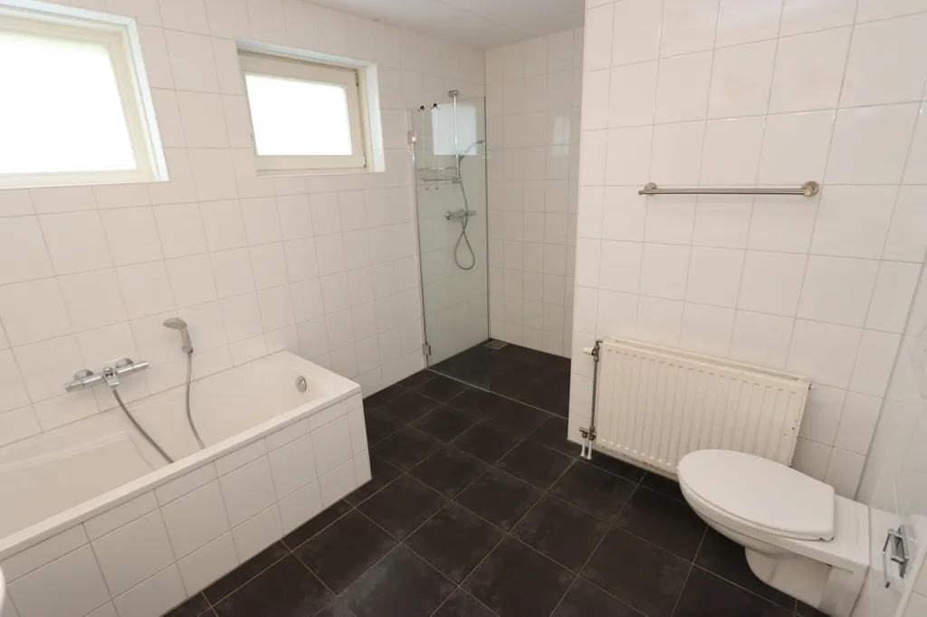 Salles de bain - Detached House with Veranda in Biddinghuizen