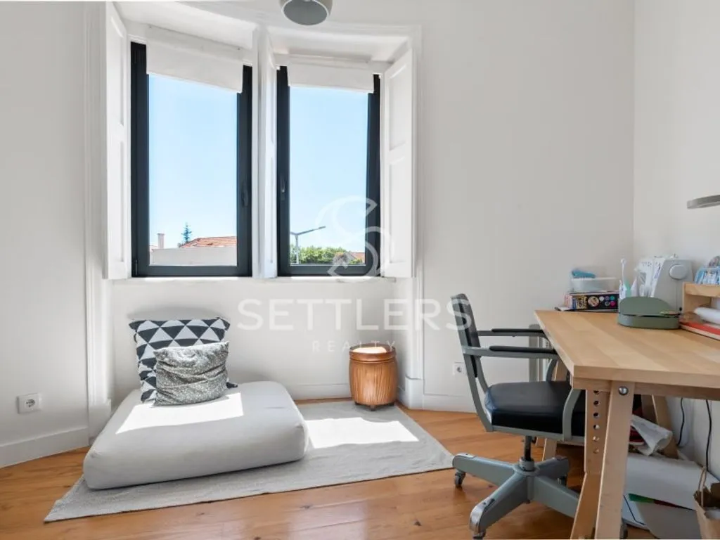 Bureau - Refurbished Centenary Building with Apartments in Parede