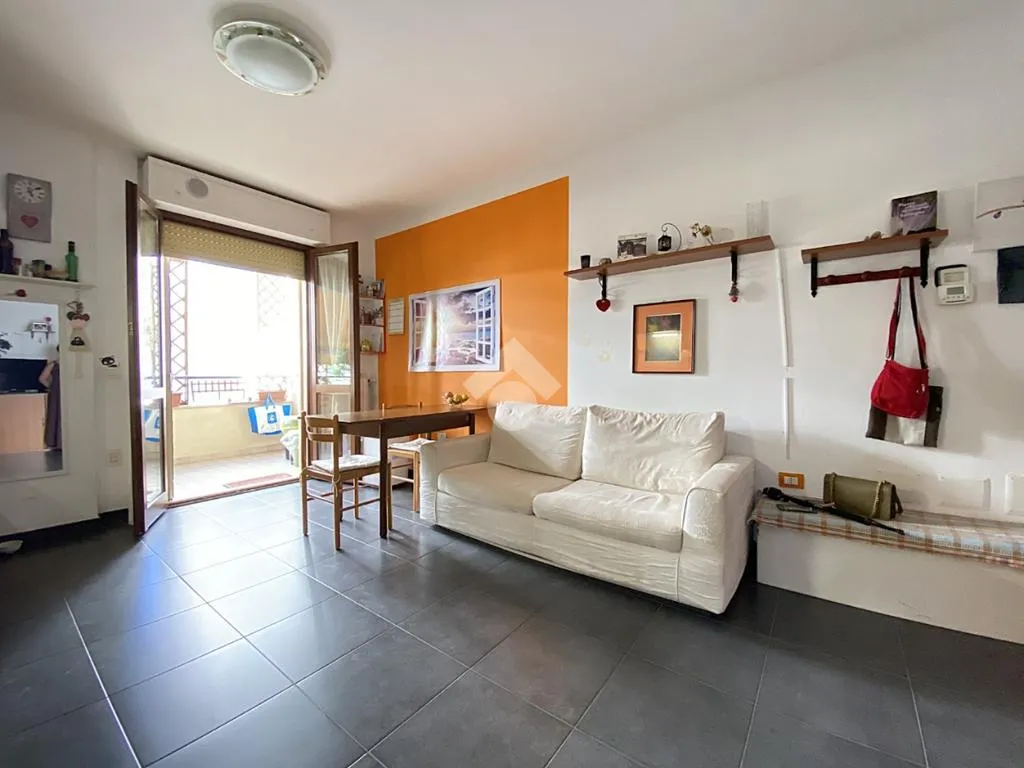 Soggiorno - Modern 2-Bedroom Apartment with Terrace in Luna e Sole