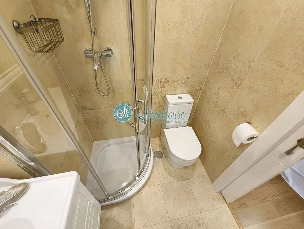 Bathrooms - Modern Flat with Terrace in Ezequiel González