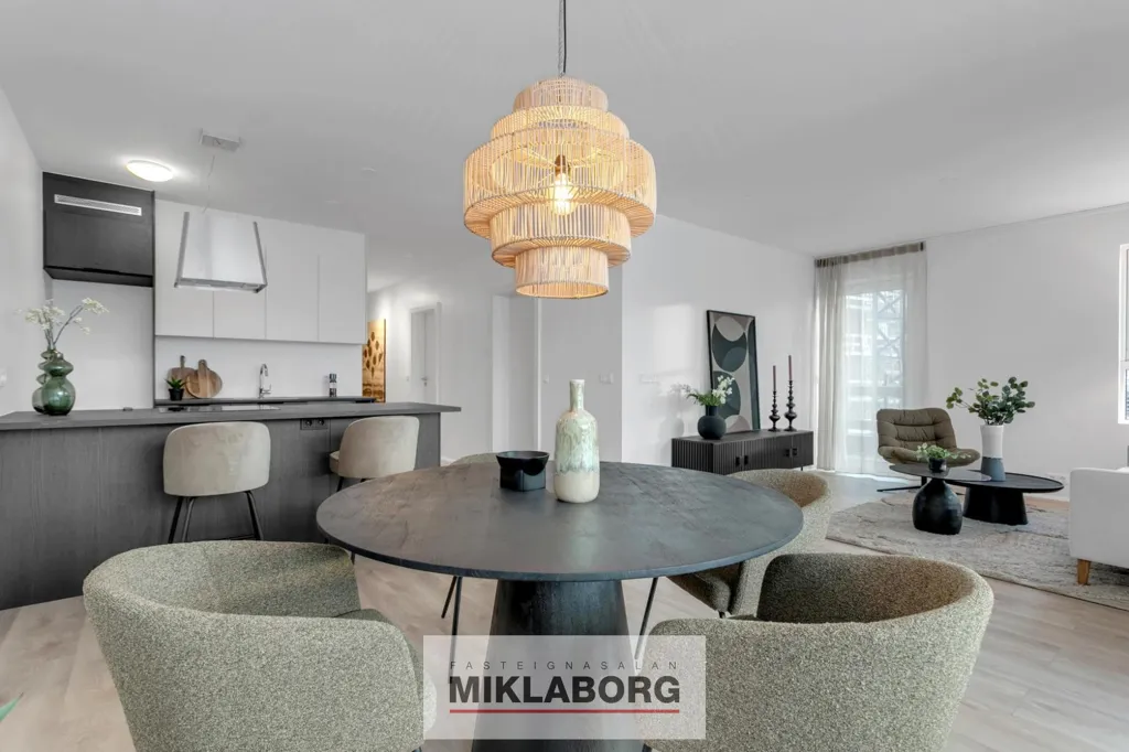 Sala da pranzo - Modern Apartment with Balcony in Hafnarfjörður