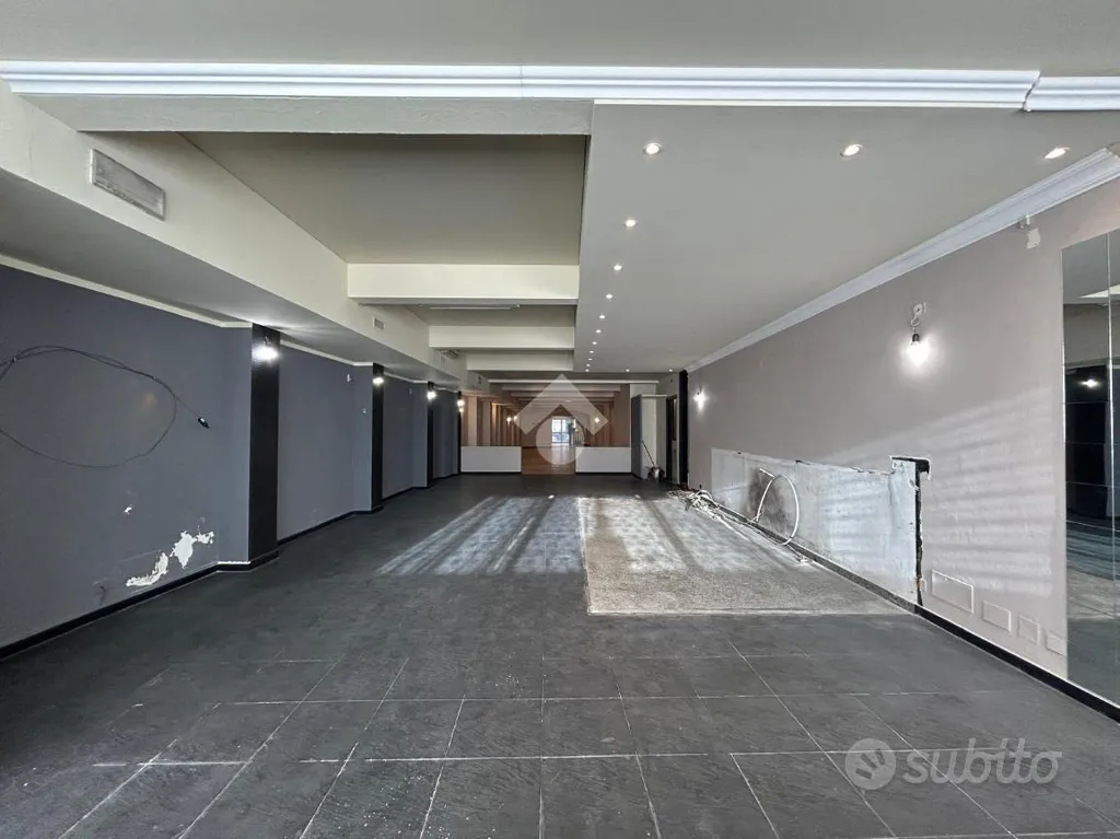 Pièces - Commercial Shop with Seafront Courtyard in Lavagna