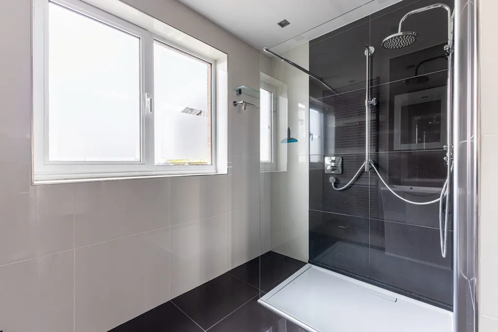 Bathrooms - Dutch-Style Apartment with Panoramic View in Deurne