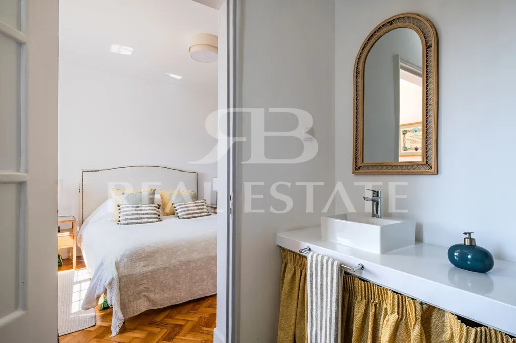 Bathrooms - Renovated Apartment with River View in Restelo
