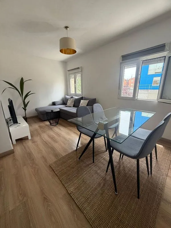 Salle à manger - Modernised 2-Bed Flat with A/C in Oliver