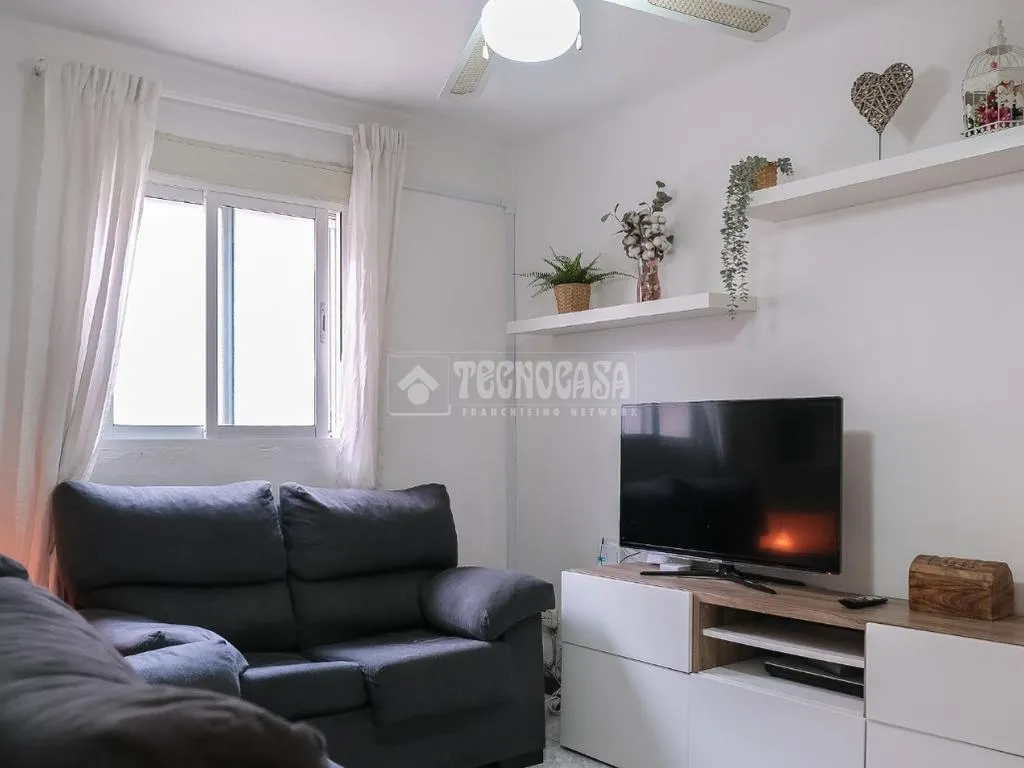 Séjour - Flat with Large Windows in Carabanchel Alto