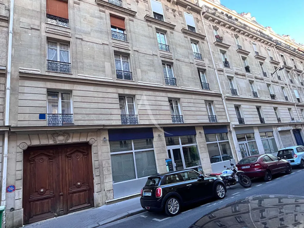 Extérieur - Studio avec Cachet et Fort Potentiel en 2 Pièces à Paris