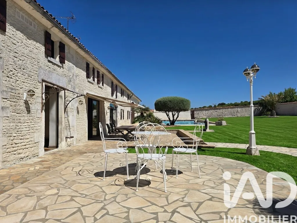 Jardin - Longère de 12 Pièces avec Piscine près de Cognac