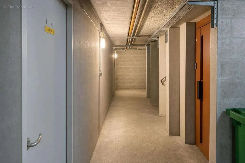 Esik - Bright 4-Bed Flat with Parking in Montmorency