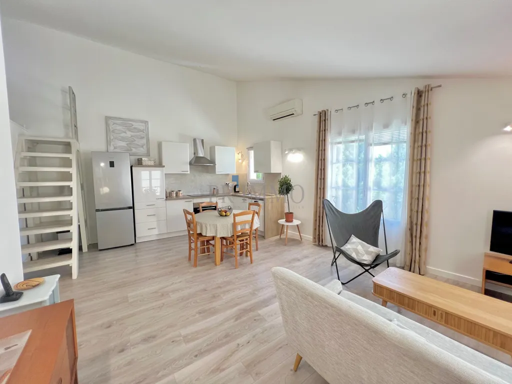 Séjour - Appartement T3 avec Mezzanine au Centre Historique de Fréjus