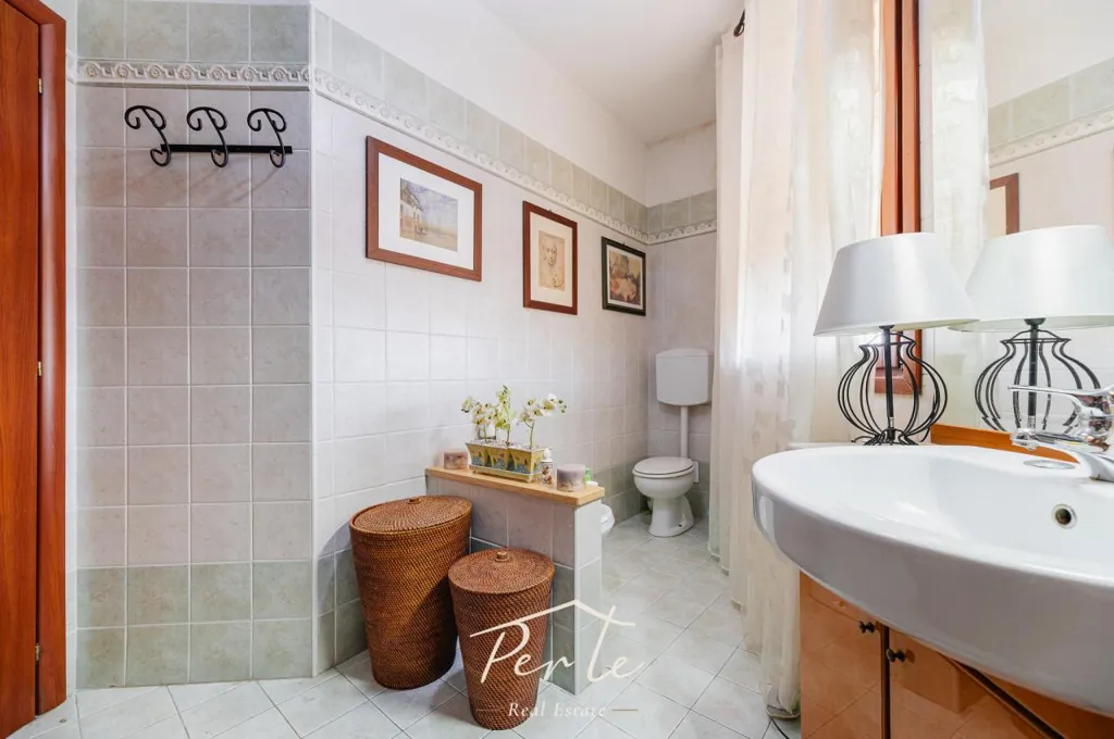 Salles de bain - Duplex with Garden and Pool in Borgo Mantovano