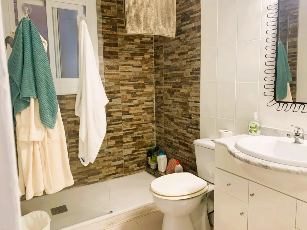 Salles de bain - Bright Apartment with Balcony in Les Roquetes