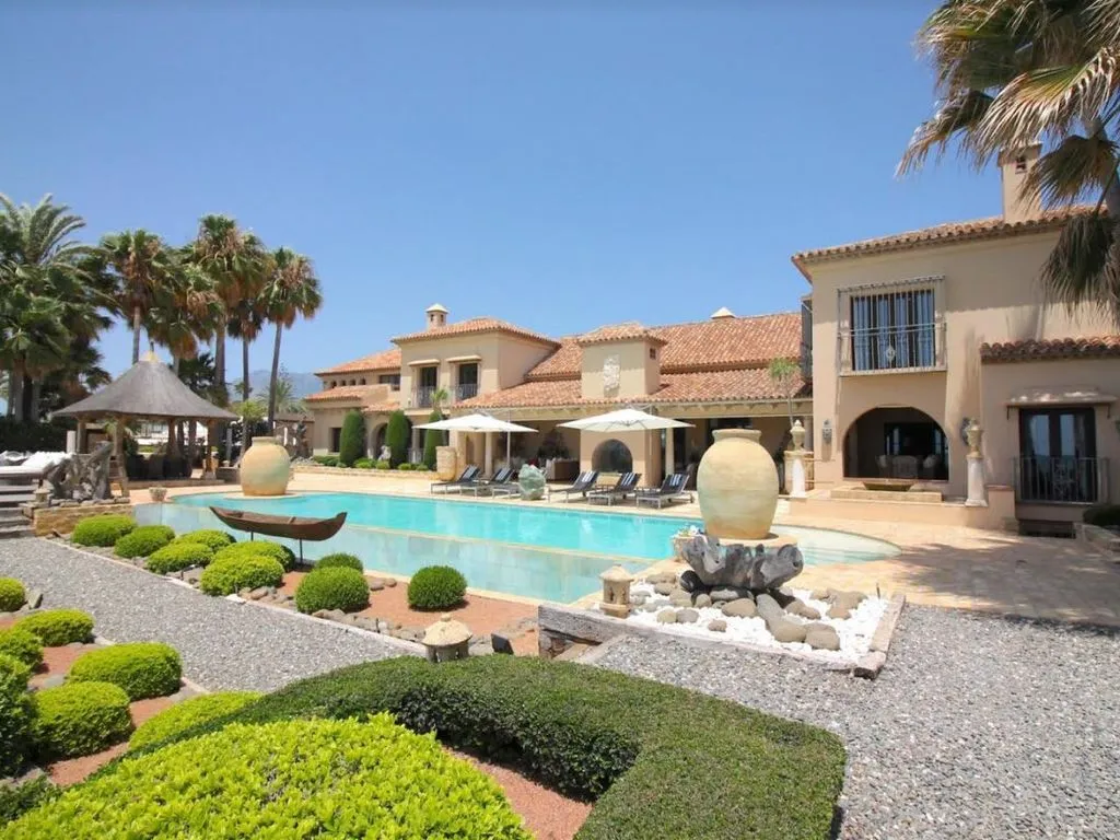 Bassein - Beachfront Villa with Spa in Los Monteros, Marbella