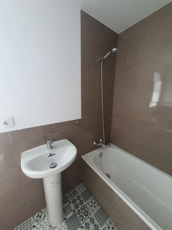 Vannitoad - 2-Bed Flat with Pool in Toyo