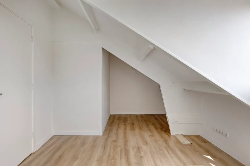 Pièces - Modernised Penthouse with Balcony in Middelburg