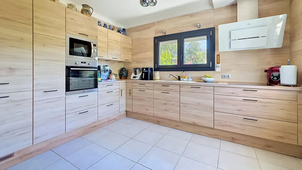 Köök - House with Pool and Studio in Sunny Location
