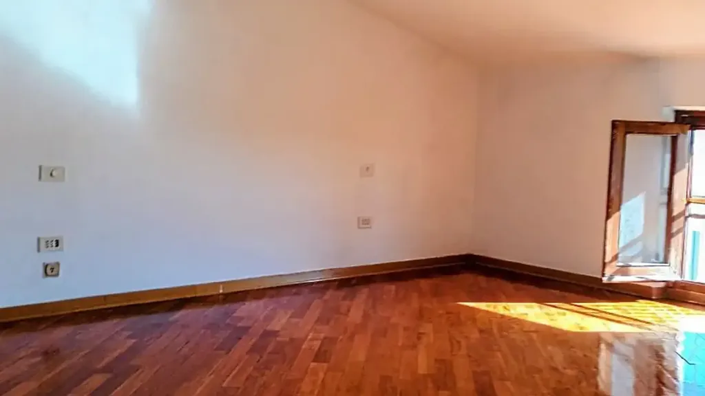 Rooms - Mansarded Apartment with Velux Windows in Prato