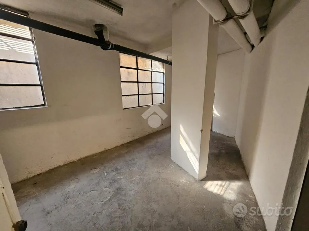 Garaaž - Commercial Space with Four Frontage Windows in Lumezzane