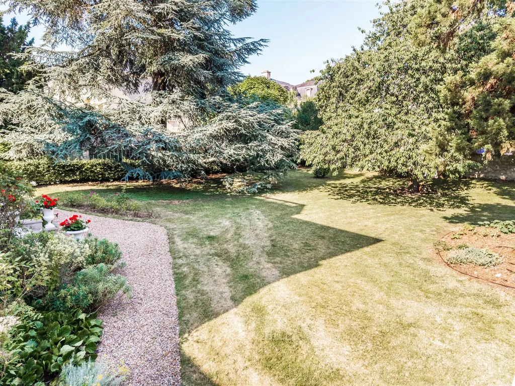 Garden - 4-Bed Apartment with Garden in Saint-Germain-en-Laye