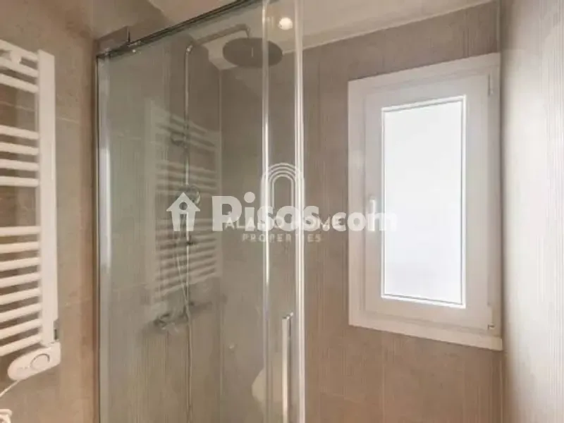 Bathrooms - Modern Flat with Balcony in Guindalera