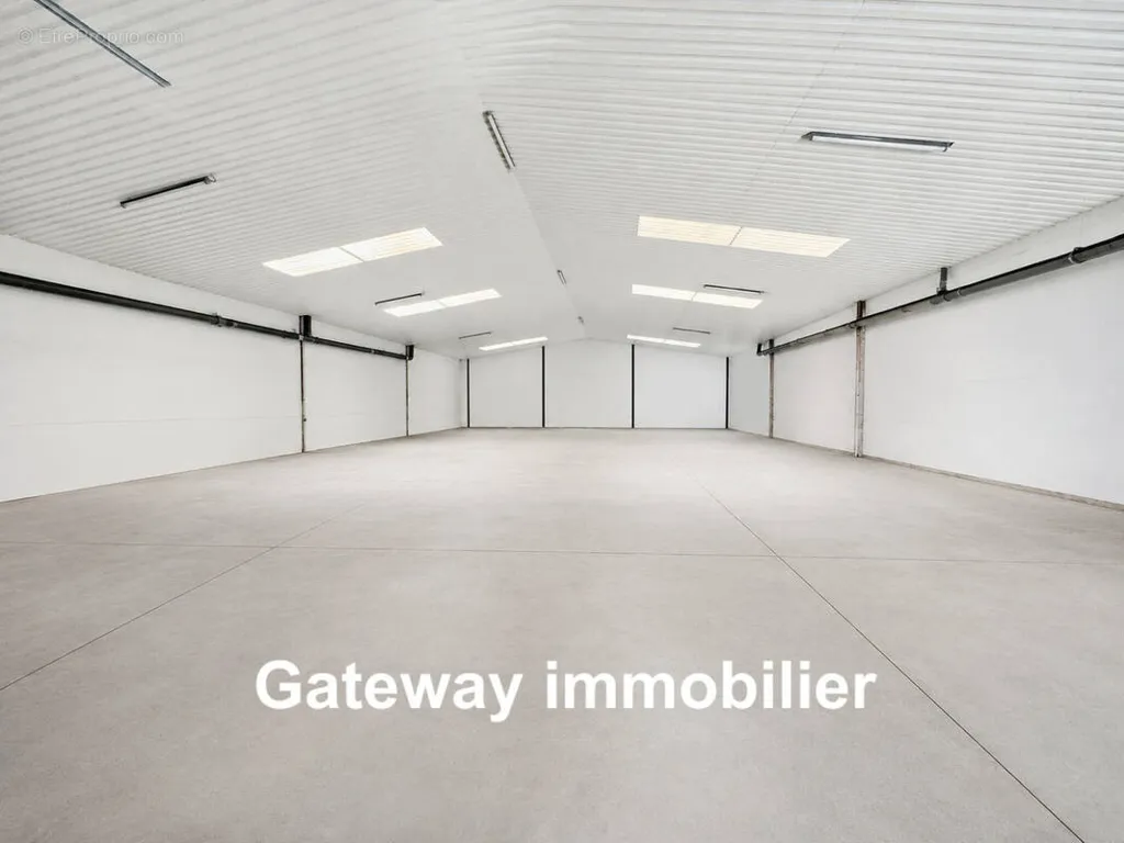 Garaaž - Warehouse with Loading Bay in Riom